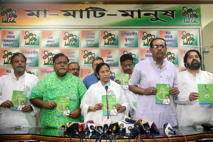 সেই প্রতীক ধরে রাখতে পরের নির্বাচনে কমপক্ষে ৬ শতাংশ ভোট পেতেই হত তৃণমূলকে। কিন্তু দেখা যায়, দল গঠনের পরে পরেই ১৯৯৮ সালের লোকসভা নির্বাচনে প্রয়োজনের অনেক বেশি ভোট পেয়েছে তৃণমূল। আসন আসে সাতটি। সে বার জোট ছিল বিজেপির সঙ্গে।