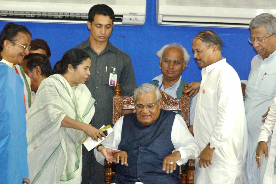 উত্থানের শুরু প্রথম থেকেই। ১৯৯৯ সালের লোকসভা ভোটে ফের বিজেপির সঙ্গে জোট বেঁধে তৃণমূল আটটি আসনে জয়ী হয়। কেন্দ্রের মন্ত্রী হন মমতা৷ কিন্তু তহেলকা ঘুষ কাণ্ডের অভিযোগ উঠতেই ২০০১ সালে মন্ত্রিসভা ছেড়ে বেরিয়ে আসেন তিনি৷