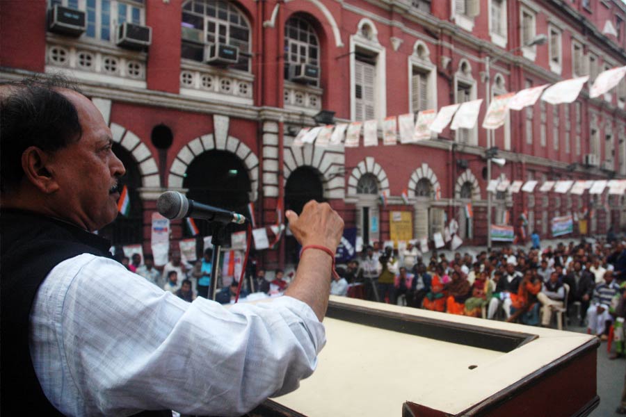 তৃণমূলের প্রথম বড় সাফল্যের মুকুট ছিল ২০০০ সালে কলকাতার ছোট লালবাড়ি পুরসভা দখল। মেয়র হলেন সুব্রত মুখোপাধ্যায়।