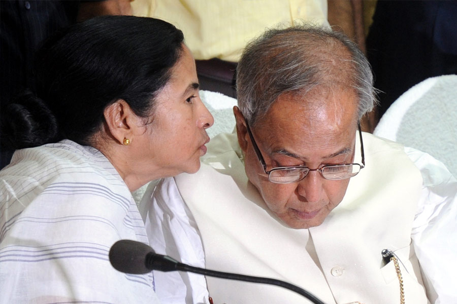 ২০০১ সালের বিধানসভা নির্বাচনে কংগ্রেসের সঙ্গে জোট বাঁধে তৃণমূল। সে বার রাজ্যের ক্ষমতা দখলের স্বপ্ন দেখেছিলেন মমতা। স্লোগান তুলেছিলেন, ‘এ বার নয়, নেভার’। কিন্তু স্বপ্নপূরণ হয়নি। জয় আসে ৬০টি আসনে।