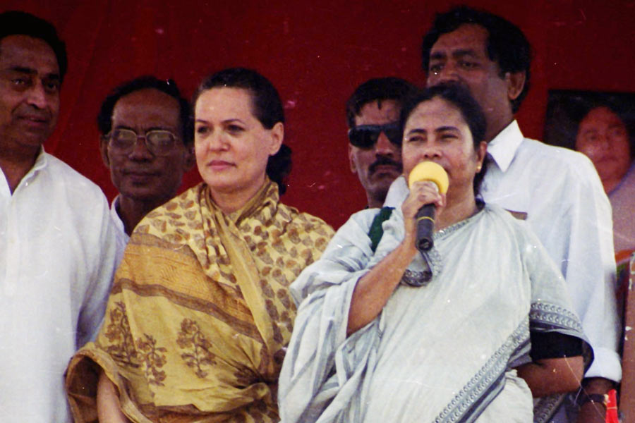 ২০০৬ সালের বিধানসভা নির্বাচনে বিজেপির সঙ্গে জোট। তৃণমূলের জয় মেলে ৩০টি আসনে। আবার ২০০৯ সালের লোকসভা নির্বাচনে কংগ্রেসের সঙ্গে জোট। সে বার জয় মেলে ১৯টি আসনে।