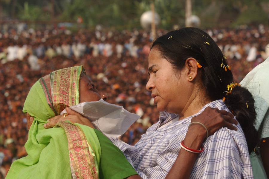 ২০০৬ সাল থেকেই অন্য স্রোতে বইতে শুরু করে মমতার আন্দোলন। প্রথমে সিঙ্গুর এবং পরে নন্দীগ্রামে তৃণমূলের আন্দোলন দলকে অনেকটা এগিয়ে দেয়। জননেত্রী হিসাবে মমতা আরও বেশি প্রতিষ্ঠা পান।