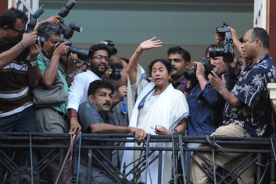 এর পরে ২০১১ সালে কংগ্রেসের সঙ্গে জোট বেঁধে রাজ্যের ক্ষমতা দখল। পরে অবশ্য জোট ভেঙে যায়। ২০১৬ এবং ২০২১ সালে একক ভাবে লড়েও টানা তিন দফার মুখ্যমন্ত্রী মমতা।