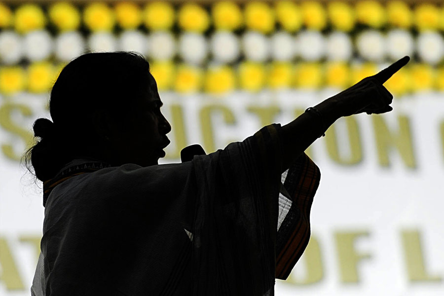 ২৫ বছর অনেকটা সময়। নানা ওঠাপড়া এসেছে। অনেকে তৃণমূল ছেড়ে চলে গিয়েছেন। আবার ফিরেও এসেছেন অনেকে। এক সময়ে ঘোর মমতা বিরোধীদেরও তৃণমূলের পতাকার তলায় আসতে দেখা গিয়েছে।