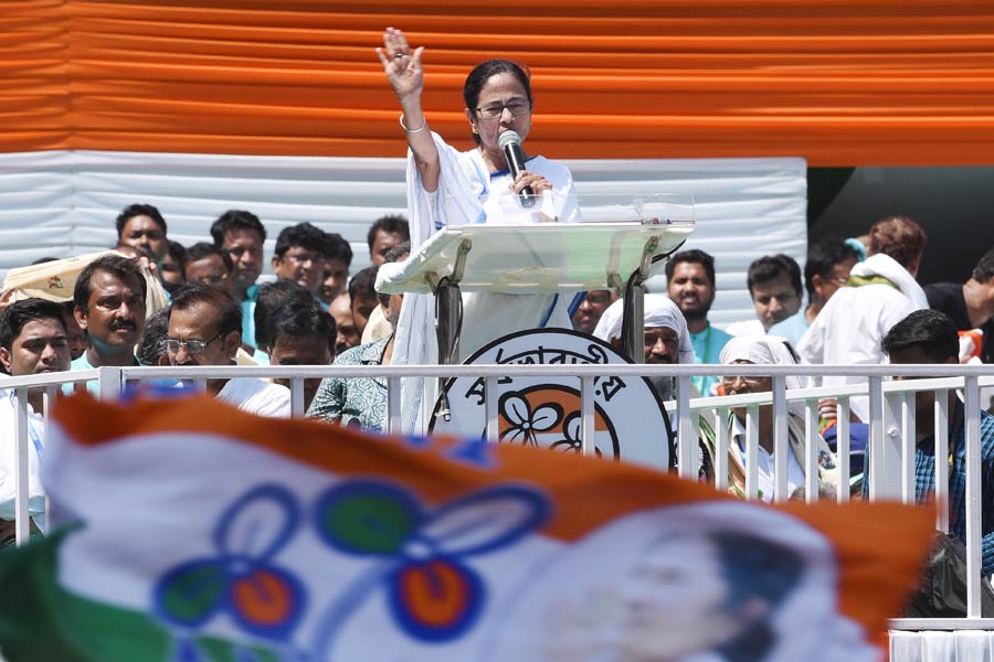 এই পর্বে কলকাতা-সহ রাজ্যের বেশির ভাগ পুরসভা এবং ত্রিস্তর পঞ্চায়েতেও শাসক তৃণমূল। ২০১৪ সালের লোকসভা নির্বাচনে গোটা দেশে নরেন্দ্র মোদী হাওয়াতেও বাংলায় সে ভাবে দাগ কাটতে পারেনি বিজেপি।