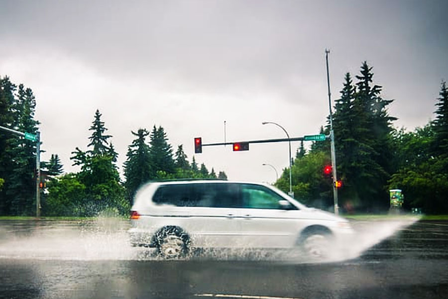 বর্ষার সময় রাস্তা দিয়ে গাড়ি চালিয়ে গেলে যদি সামনে কোনও পথযাত্রী এসে পড়েন, তা হলে চালকদের গাড়ির গতি কমিয়ে দিতে হয়। গাড়ি চালিয়ে পথযাত্রীদের পাশ কাটিয়ে যাওয়ার সময় যেন কোনও ভাবেই তাঁদের গায়ে কাদাজলের ছিটে এসে না পড়ে। কিন্তু যদি কোনও গাড়ির চালক এই নিয়ম না মেনে চলেন এবং গাড়ির গতি বেশি থাকার কারণে রাস্তা জমা জলের ছিটে পথযাত্রীর গায়ে লাগে, তা হলে ওই গাড়ির চালককে ভারতীয় মুদ্রায় প্রায় সাড়ে ৪ হাজার টাকার কাছাকাছি জরিমানা দিতে হয়।