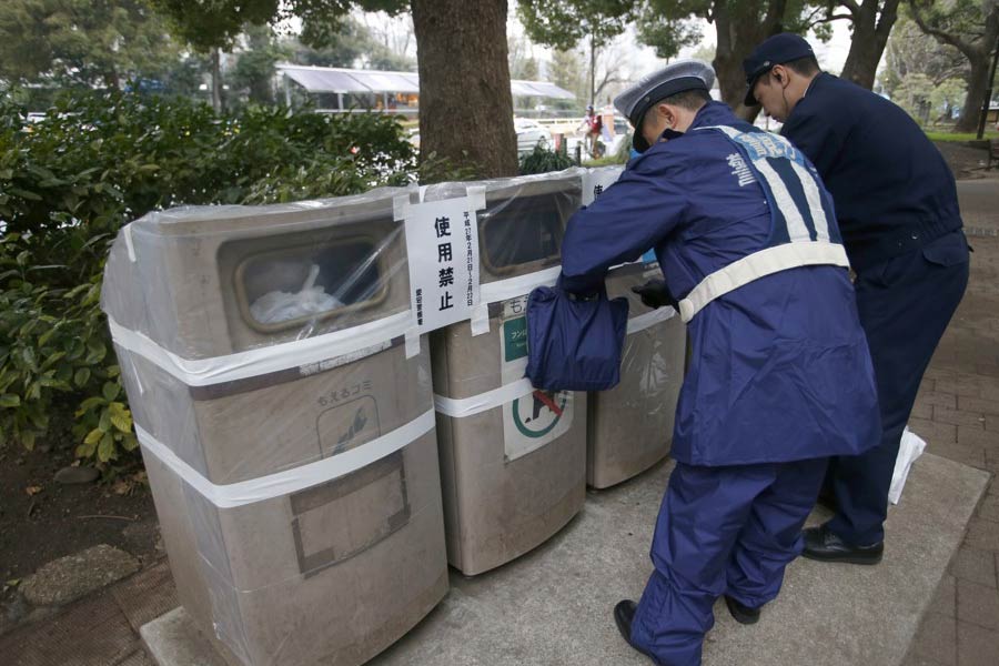 জাপানের অধিবাসীরা যখন তখন বাড়ির ডাস্টবিনে রাখা আবর্জনা নিয়ে বাইরে বেরোতে পারেন না। যদি কেউ মনে করেন মাঝরাতে বা ভোরের দিকে রাস্তার ধারে আবর্জনা ভর্তি ব্যাগ রেখে দেবেন এবং সকালে ময়লার গাড়ি এসে সেখান থেকে ব্যাগটি নিয়ে চলে যাবে— তা সম্ভব হয় না।