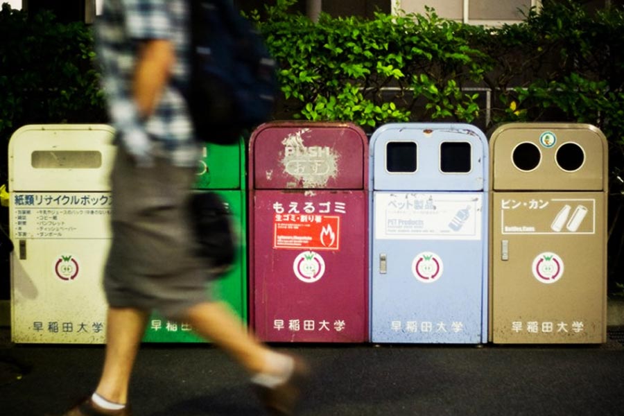 সপ্তাহের নির্দিষ্ট দিনে নির্দিষ্ট সময়ে এলাকায় আবর্জনা পরিষ্কার করতে আসেন পুরকর্মীরা, তখনই সকলকে আবর্জনা নিয়ে বেরোনোর নির্দেশ দেওয়া রয়েছে। জাপানের রাস্তায় মাঝেমধ্যেই বন্য রেকুন ঘুরে বেড়ায়। তারা ওই জঞ্জালভর্তি ব্যাগ ছিঁড়ে রাস্তা আরও নোংরা করে ফেলতে পারে। এ ছাড়াও হঠাৎ করে ওই জঞ্জালের কারণে আগুনও লেগে যেতে পারে। তাই এই নিয়ম।