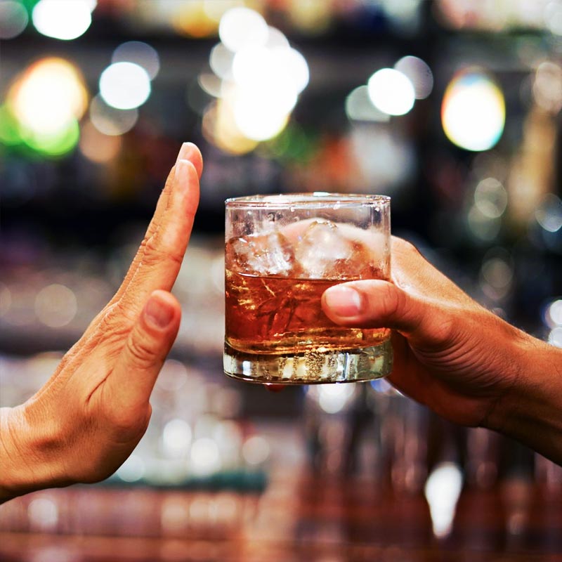 বন্ধুবান্ধব বা সহকর্মীরা একসঙ্গে কোথাও খেতে গেলে মাঝেমধ্যেই তাঁদের সুরাপান করতে দেখা যায়। কিন্তু কখনও কখনও খাওয়াদাওয়ার এই আসরগুলিতে এমন কয়েক জন উপস্থিত থাকেন, যাঁরা সুরাপান পছন্দ করেন না। অনেক সময় তাঁদের জোর করে মদ খাওয়ানো হয়। ভারত বা অন্য কোনও দেশে এই কাজ অপরাধযোগ্য না হলেও জাপানে একে অপরাধ বলেই ধরা হয়। কাউকে জোর করে মদ খাওয়ানোর উপর নিষেধাজ্ঞা রয়েছে জাপানে।