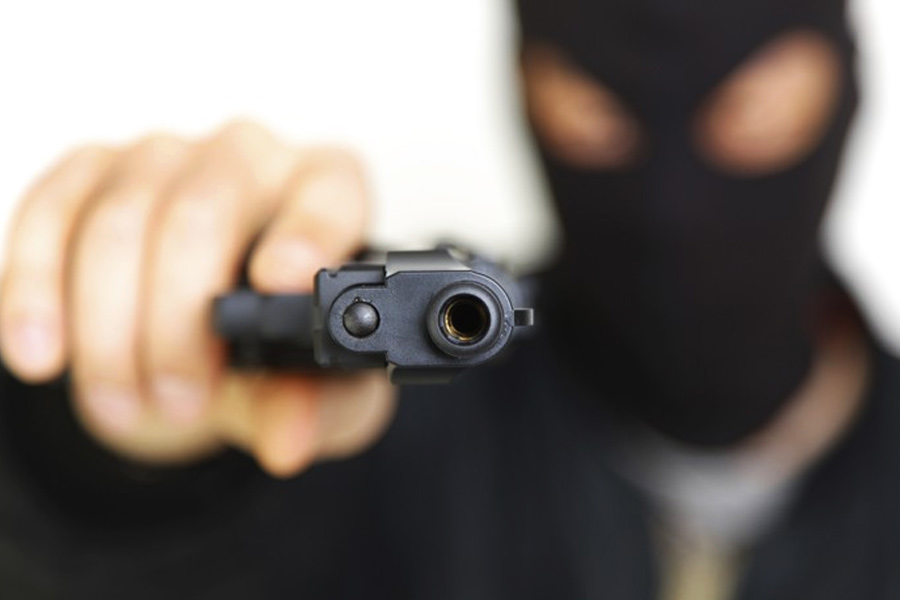 ডাকাতি করতে এসে বিপদে পড়লেন ডাকাত নিজেই। ভেবেছিলেন, ভয় দেখিয়ে টাকাপয়সা লুট করে পালিয়ে যাবেন, কিন্তু তাঁর সঙ্গে যা ঘটল তা তিনি স্বপ্নেও ভাবতে পারেননি।