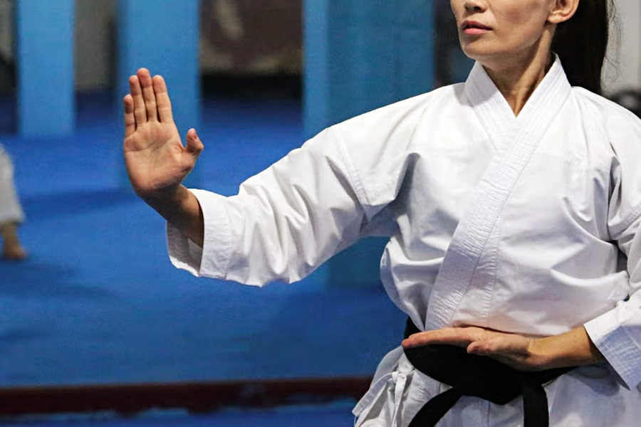 স্যালোঁতে তখন কর্মচারী থেকে শুরু করে স্যালোঁর মালকিন পর্যন্ত সবাই উপস্থিত ছিলেন। ভিক্টর ভেবেছিলেন, ভয় দেখিয়ে স্যালোঁর মালকিনের কাছ থেকে টাকাপয়সা নিয়ে পালিয়ে যাবেন। কিন্তু তিনি জানতেন না, ওই মহিলা ক্যারাটে জানেন। এমনকি, তাঁর ‘ব্ল্যাক বেল্ট’ও রয়েছে।