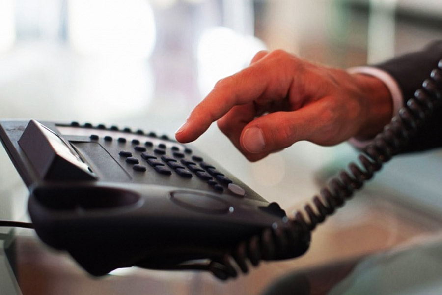 স্যালোঁতে উপস্থিত কর্মচারীরা ভাবেন যে তাঁদের নিরাপত্তার জন্য ভিক্টরের এমন অবস্থা করেন ওলগা। ওলগাও তাঁর স্যালোঁর কর্মচারীদের আশ্বাস দেন যে তিনি পুলিশে খবর দিয়েছেন। খুব তাড়াতাড়ি পুলিশ ভিক্টরকে গ্রেফতার করতে স্যালোঁতে আসছে। কর্মচারীরা যেন তাঁদের হাতের কাজ শেষ করে বাড়ি চলে যান, এমনটাই নির্দেশ দেন ওলগা। কিন্তু তার পরেই ঘটনার চিত্র বদলে যায়।