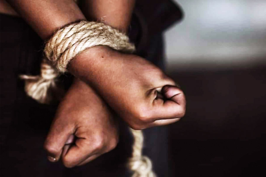 সবাই চলে গেলে স্যালোঁর পিছনে একটি ঘরে ভিক্টরকে নিয়ে যান ওলগা। সেখানে তাঁকে নগ্ন করেন ওলগা। তার পর ঘরে একটি চেয়ারে বসিয়ে ভিক্টরের হাত পিছনের দিকে শক্ত করে বেঁধে দেন।