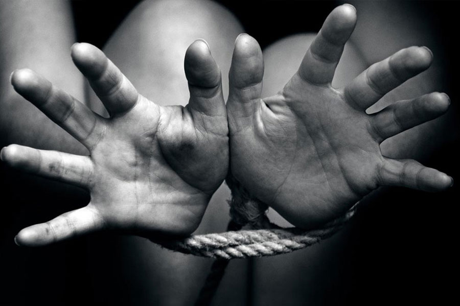 এমনকি ভিক্টরকে কিছু খেতেও দেননি ওলগা। শুধু মুঠো মুঠো ভায়াগ্রা খাইয়েছেন তাঁকে। তিন দিন ভিক্টরের শরীরকে নিজের প্রয়োজন মতো ব্যবহার করে তাঁকে ছেড়ে দেন ওলগা।