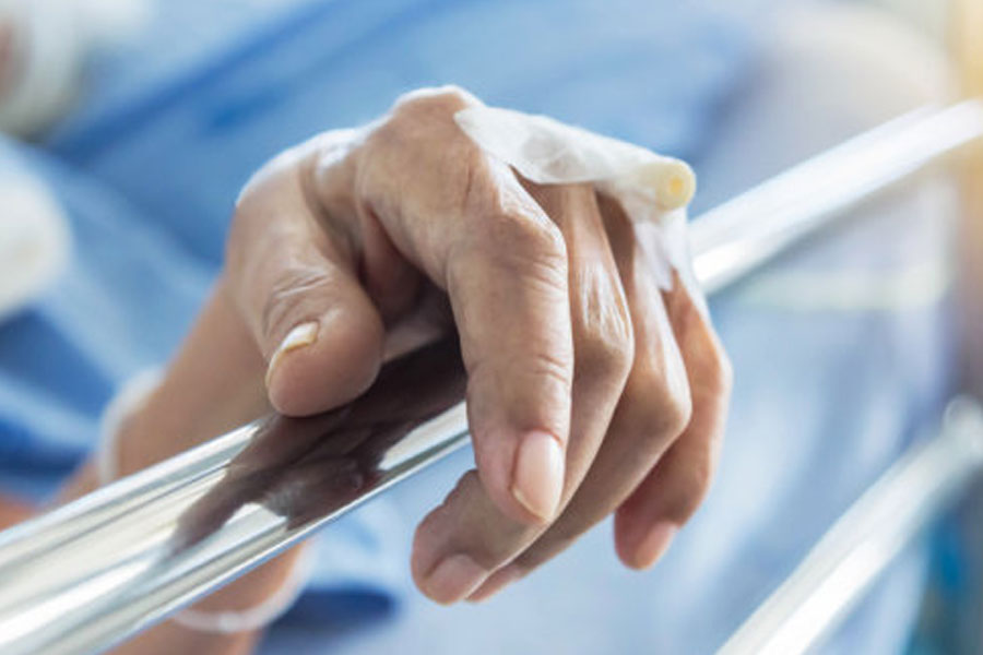 ছাড়া পেয়ে ভিক্টর প্রথমে হাসপাতালে যান। ওলগার অত্যাচারে তাঁর যৌনাঙ্গ আহত হয়েছিল। সুস্থ হয়ে ভিক্টর থানায় গিয়ে ওলগার বিরুদ্ধে যৌন হেনস্থার অভিযোগ করেন।