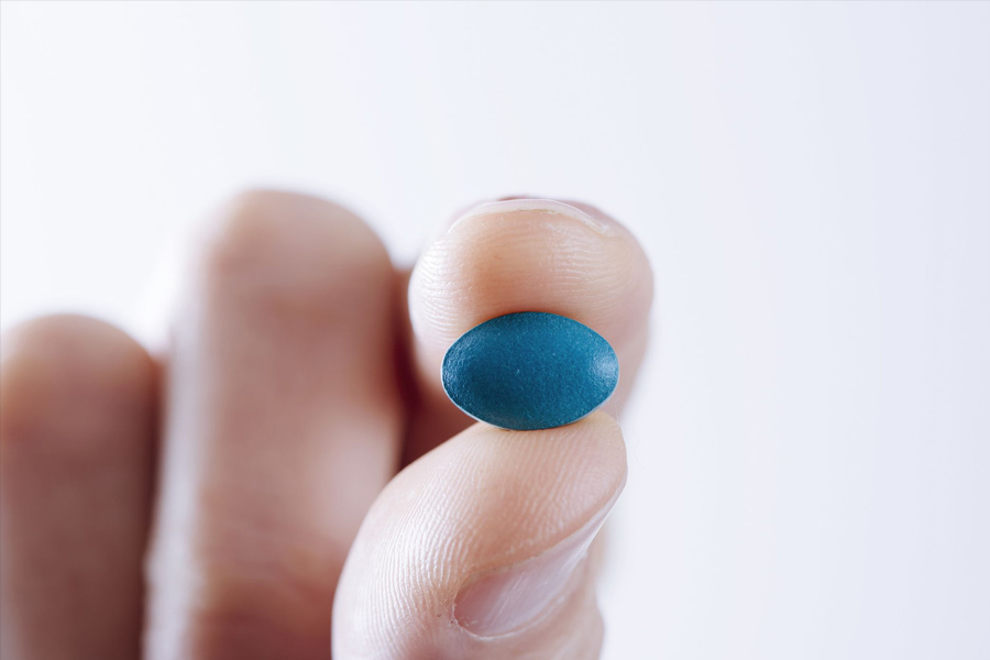 ভিক্টরের অভিযোগ, তিন দিন ধরে ভায়াগ্রা ছাড়া আর কিছু খেতে দেওয়া হয়নি তাঁকে। কিন্তু ওলগা জানিয়েছেন যে, ভিক্টরকে ভাল মতোই খেতে দিয়েছেন তিনি। শুধু তা-ই নয়, জিন্‌সের নতুন প্যান্টও ভিক্টরকে কিনে দিয়েছেন বলে জানান ওলগা।