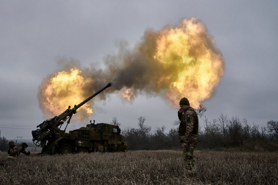রাতে আতসবাজির মতো সারে সারে রকেট এসে পড়েছে রুশ সামরিক ঘাঁটিতে। যে ভবনটিতে ইউক্রেনের রকেট এসে পড়েছে, তা কার্যত ধ্বংস হয়ে গিয়েছে বলে সংবাদ সংস্থা রয়টার্স জানিয়েছে।