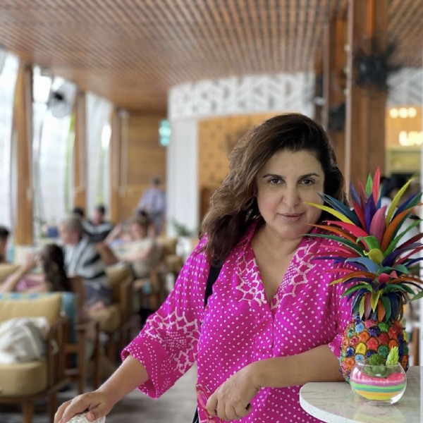 সম্প্রতি এক রিয়্যালিটি শোয়ে এসে ব্যক্তিগত জীবনের অভিজ্ঞতা তুলে ধরেন ফারহা। তিনি বলেন, তাঁর জীবনে এমন এক সময় এসেছিল যখন সপরিবারে তাঁরা একটি ছোট গুদামঘরে থাকতেন। এবং তা কয়েক দিনের জন্য নয়। টানা ছ’বছর বাবা-মা এবং ভাইকে নিয়ে সেখানেই ছিলেন ফারহা।