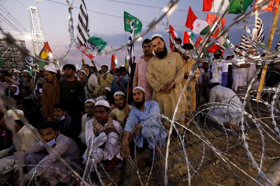 ধুঁকছে পাকিস্তানের অর্থনীতি। বেকারত্ব, খাদ্যাভাব চরমে। এই পরিস্থিতিতে ঠিক কী করা উচিত সে দেশের সরকারের? তা নিয়ে নিদান দিলেন নতুন নিযুক্ত সেনাপ্রধান জেনারেল সৈয়দ আসিম মুনির। যা শুনে সমালোচকরা বলছেন, ভূতের মুখে রাম নাম!