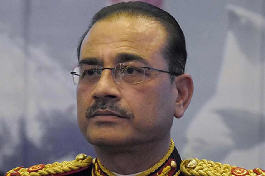 করাচিতে পাকিস্তানের নৌসেনা অ্যাকাডেমিতে একটি কর্মসূচিতে গিয়ে মুনির জানান, দেশ অদ্ভুত এক সঙ্কটের মধ্যে দিয়ে চলেছে। তাই তিনি সকলকেই আর্জি জানিয়েছেন যে, পরিস্থিতি সামাল দিতে অর্থনীতির পাশাপাশি সন্ত্রাসবাদকেও নিয়ন্ত্রণ করতে হবে।