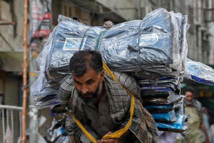 পাকিস্তান সেনা বিবৃতি দিয়ে জানিয়েছে, ‘‘সেনাবাহিনীর প্রধান মনে করেন পাকিস্তান দারুণ সঙ্কটের মধ্যে দিয়ে চলেছে। অর্থনীতি এবং সন্ত্রাসবাদ নিয়ে যে চ্যালেঞ্জ রয়েছে, তার মোকাবিলার জন্য দেশের সমস্ত পক্ষকে একমত হতে হবে।’’