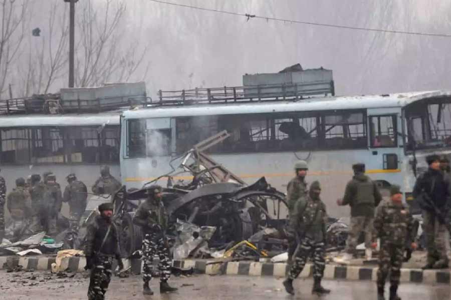 মুনিরের মুখে এই কথা শুনে অনেকেই চমকে গিয়েছেন। কারণ মুনির ছিলেন পাকিস্তানের গোয়েন্দা বিভাগ আইএসআই প্রধান। ২০১৯ সালের ফেব্রুয়ারিতে পুলওয়ামায় সিআরপিএফ কনভয় লক্ষ্য করে হামলা করে পাক মদতপুষ্ট জঙ্গি গোষ্ঠী। মারা গিয়েছিলেন অন্তত ৪০ জন জওয়ান। গোয়েন্দাদের দাবি, সে সময় পাকিস্তানে বসে সেই হামলার উপর নজর রেখেছিলেন তিনি।