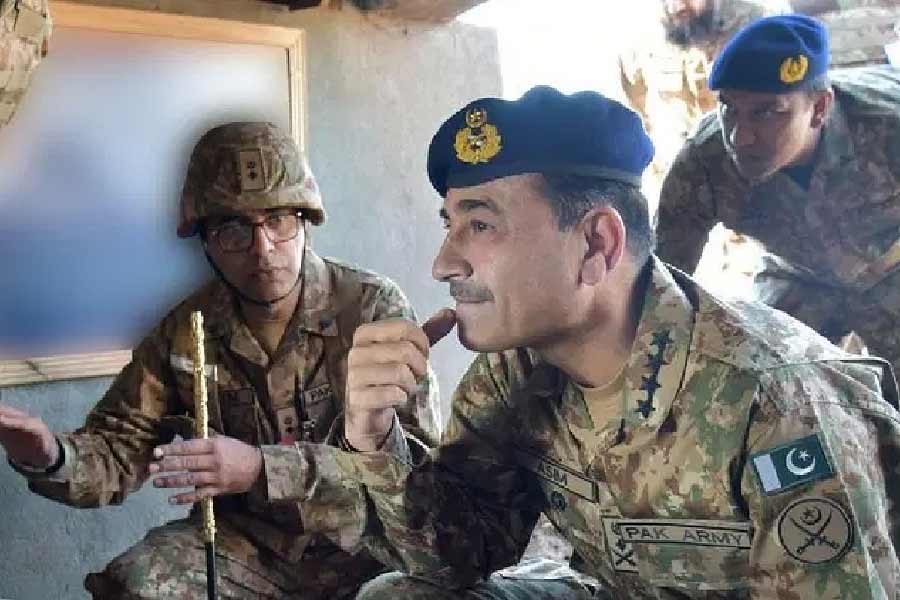 ভারতের জাতীয়  নিরাপত্তা উপদেষ্টা বোর্ডের সদস্য তিলক দেবাশের বলেন, ‘‘মুনিরের পর্যবেক্ষণেই পুলওয়ামায় সন্ত্রাস হামলা হয়েছিল। ২০১৮ সালের নভেম্বর আইএসআইয়ের ডিজি হয়েছিলেন তিনি। ২০১৯ সালের ফেব্রুয়ারিতে পুলওয়ামায় হামলা হয়। কাশ্মীরের সঙ্গে সরাসরি যোগ রয়েছে পাকিস্তানের যে সব এলাকার, সেখানেই খবর সংগ্রহের দায়িত্বে ছিলেন মুনির। ফলে কাশ্মীরকে খুব ভাল করে চেনেন তিনি।’’