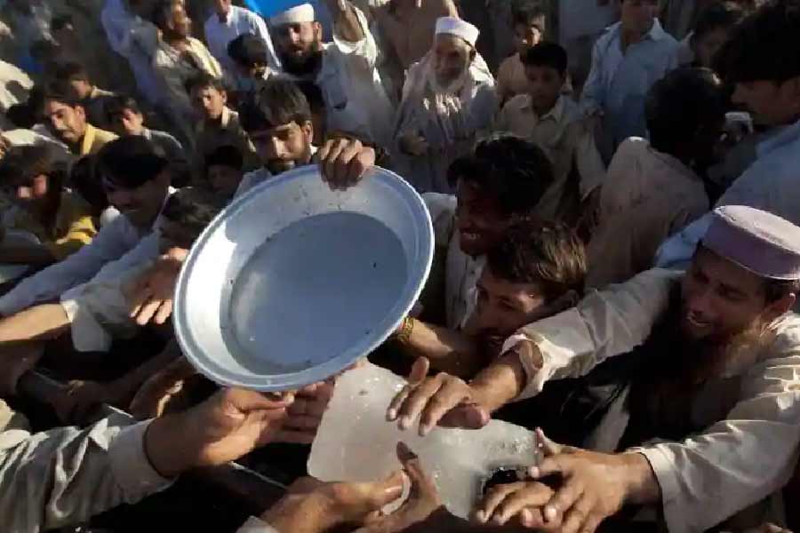 এ হেন মুনিরই এখন বলছেন সন্ত্রাস মোকাবিলার কথা। তবে এই মন্তব্যের কারণও রয়েছে। কারণ পাকিস্তানের অর্থনৈতিক সঙ্কট। কোভিড অতিমারি পরবর্তী সময়ে ক্রমেই নিম্নমুখী হয়েছে পাকিস্তানের অর্থনীতির গ্রাফ। বেড়েছে বেকারত্ব। মূল্যবৃদ্ধিতে জেরবার সাধারণ মানুষ। চলতি বছর বন্যায় বিধ্বস্ত হয় পাকিস্তান। হাজার খানেক মানুষের মৃত্যু হয় সেই বন্যায়। তার পর পাকিস্তানের পরিস্থিতি আরও খারাপ হয়েছে। দেশে বিদ্যুতের তীব্র সঙ্কট দেখা দিয়েছে। কারখানায় উৎপাদন থমকে গিয়েছে।