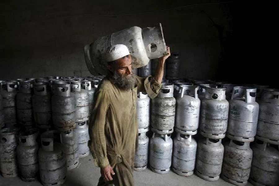 সংবাদমাধ্যমের প্রতিবেদনে দাবি করা হয়েছে, প্লাস্টিকের ব্যাগে রান্নার গ্যাস ভরার দৃশ্যটি আসলে খাইবার পাখতুনখোয়ায়। এই প্রদেশের কারাক জেলায় ২০০৭ সাল থেকে রান্নার গ্যাস দেওয়া বন্ধ হয়ে গিয়েছে। গত দু’বছর ধরে গ্যাসের পাইপলাইন খারাপ। সে জন্য হাঙ্গু শহরে বাসিন্দারা রান্নার গ্যাস থেকে বঞ্চিত। এই ছবি দেখে উদ্বেগ প্রকাশ করেছেন সমাজমাধ্যম ব্যবহারকারীরা।