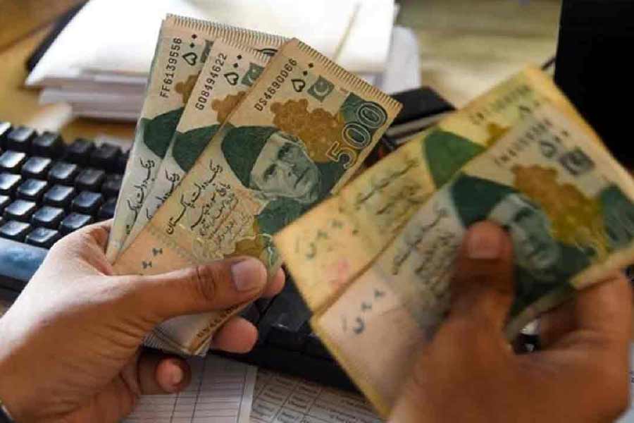 অর্থনীতিবিদদের আশঙ্কা, শ্রীলঙ্কার মতো তীব্র অর্থনৈতিক সঙ্কট হতে পারে পাকিস্তানেও। বিভিন্ন সংবাদমাধ্যমে প্রকাশিত খবর অনুযায়ী, ২০২২ সালের জুনের শেষে পাকিস্তানের ঋণের পরিমাণ ছিল ৪৯ হাজার ২০০ কোটি পাকিস্তানি টাকা। এই পরিস্থিতিতে দেশের সেনাপ্রধান হিসাবে আর কী বলতে পারতেন মুনির! সেই প্রশ্নও উঠছে।