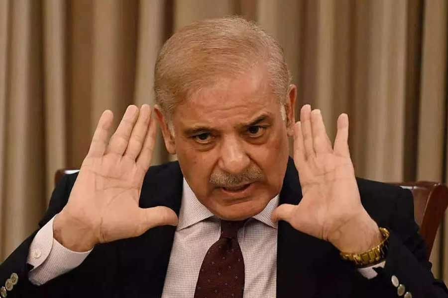 এই তীব্র অর্থনৈতিক সঙ্কটের মধ্যেই পাকিস্তানে রাজনৈতিক চাপান-উতোরও কম হয়নি। ক্ষমতার রদবদল হয়েছে। প্রধানমন্ত্রিত্ব গিয়েছে ইমরান খানের। নতুন প্রধানমন্ত্রী হয়েছেন শাহবাজ শরিফ।