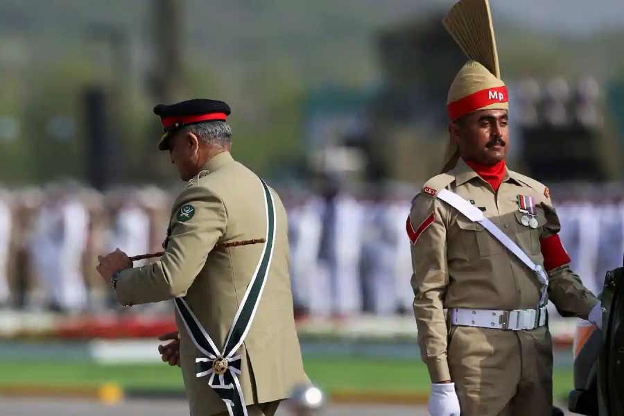 মুনির ছিলেন পাকিস্তানের গুপ্তচর বিভাগের (আইএসআই) প্রধান। সে দেশের নিরাপত্তার বিষয়টি হাতের তালুর মতোই চেনেন তিনি। বিশেষজ্ঞরা বলেন, কোথায় কোন জঙ্গিদল সক্রিয়, তা-ও খুব ভালই জানেন তিনি। এ হেন মুনির এখন পাকিস্তানের সেনাপ্রধান। সেনাবাহিনীর আড়বহরের নিরিখে গোটা বিশ্বে পাকিস্তান পঞ্চম।