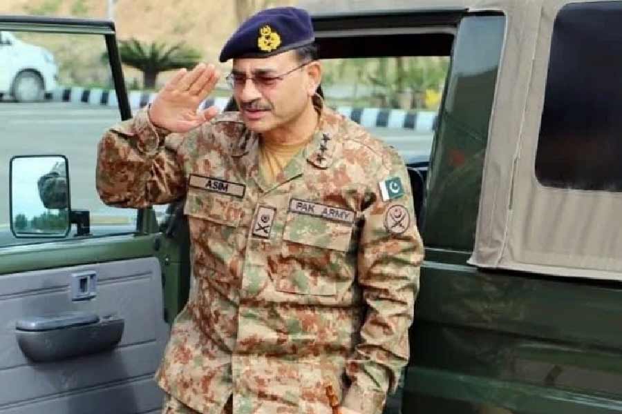 আন্তর্জাতিক সম্পর্ক বিশেষজ্ঞরা বলেন, পাকিস্তানের সব থেকে ক্ষমতাশালী ব্যক্তি হলেন সে দেশের সেনাপ্রধান। সেনাপ্রধানই আমেরিকা-সহ বেশ কয়েকটি বিদেশি রাষ্ট্রের সঙ্গে যোগাযোগ রক্ষা করেন। পাকিস্তানে অতীতে বার বার সেনা অভ্যুত্থানের ইতিহাস রয়েছে। সে দিক থেকে দেখতে গেলে মুনির এখন পাকিস্তানের সব থেকে ক্ষমতাশালী ব্যক্তি।