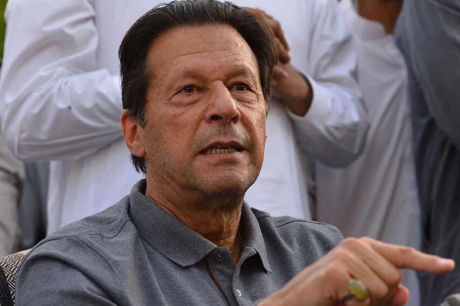 পাকিস্তানের রাজনীতিবিদরা মনে করেন, ইমরান ক্ষমতায় থাকলে মুনিরকে সেনাপ্রধান নিযুক্ত করতেন না। তিনি এমন কাউকে করতেন, যিনি তাঁকে সমর্থন করবেন। মুনিরকে আইএসআই প্রধানের পদ থেকে ২০১৯ সালে সরিয়েছিলেন খোদ ইমরান।