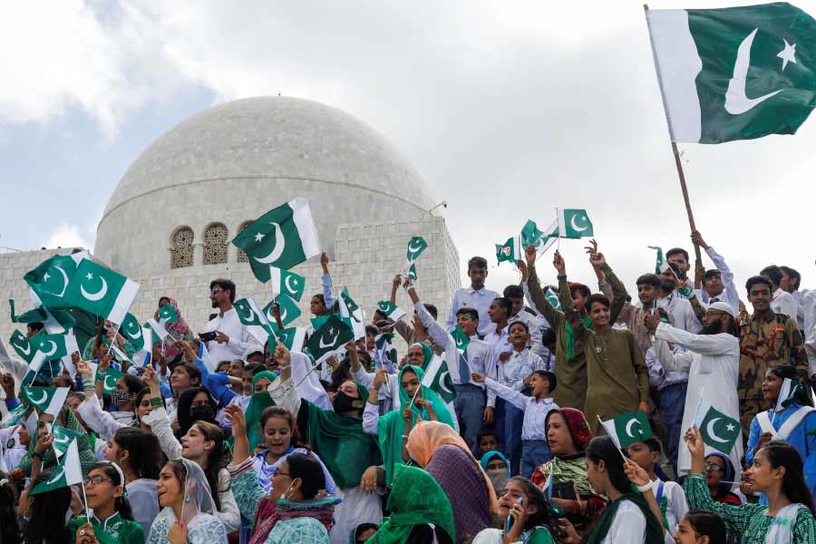 ২০২৩ সালের শেষ দিকে পাকিস্তানে নির্বাচন। তখন মুনিরের সামনে লম্বা চ্যালেঞ্জ। ২০১৮ সালে সেনা যেমন ইমরানকে ক্ষমতায় এনেছিল, সে ভাবেই কি তাঁকে সমর্থন করবে সেনা? না কি শাহবাজের পাশে থাকবে? না কি নিরপেক্ষ ভূমিকা নিয়ে দেশবাসীর আস্থা অর্জন করবে?