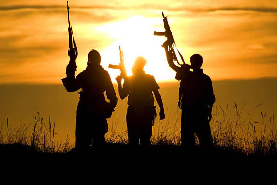 সন্ত্রাসবাদ নিয়ন্ত্রণের ডাক দিয়ে ইতিমধ্যে তিনি সাধারণ মানুষের মন জয় করেছেন। তাকিয়ে রয়েছে ভারতও। সেনাপ্রধান হয়ে কি পাল্টে গেলেন মুনির! তবে কি এ বার সন্ত্রাসবাদকে কড়া হাতে দমন করবে পাকিস্তান?