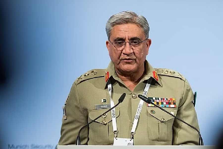 যদিও মুনিরের ইতিহাস সে রকম কিছু বলছে না। প্রাক্তন সেনাপ্রধান বাজওয়া বরং অনেক বেশি ‘ভারত-দরদী’ ছিলেন। নিয়ন্ত্রণরেখায় সংঘর্ষবিরতি জারি করার পক্ষপাতী ছিলেন তিনি। ভারতের সঙ্গে বাণিজ্যও ফের চালু করতে চেয়েছিলেন। যদিও শেষ পর্যন্ত ইমরান খান তাতে সবুজ সঙ্কেত দেননি।