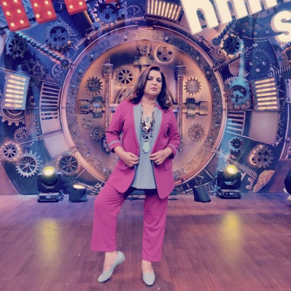 নিজে থেকে নাচ শিখতে শুরু করেন ফারহা। এক সময় নিজের একটি নাচের দলও বানিয়ে ফেলেন তিনি। তাঁর বলিপাড়ায় পদার্পণ ১৯৯২ সালে। ‘জো জিতা ওহি সিকন্দর’ ছবিতে নৃত্য পরিকল্পকের ভূমিকায় ছিলেন সরোজ খান।