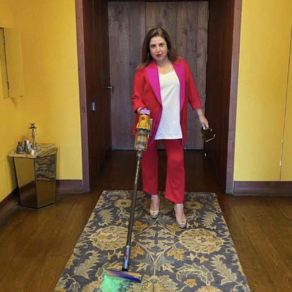 অজানা কারণে সরোজ এই কাজ থেকে সরে আসেন। সেই ভূমিকায় দেখা যায় ফারহাকে। প্রথম ছবিতে নৃত্য পরিকল্পক হিসাবে বলিপাড়ায় প্রশংসা কুড়িয়েছিলেন তিনি। তার পর আর ফারহাকে পিছন ফিরে তাকাতে হয়নি। একের পর এক নামকরা বলি তারকার সঙ্গে কাজ করতে শুরু করেন তিনি।