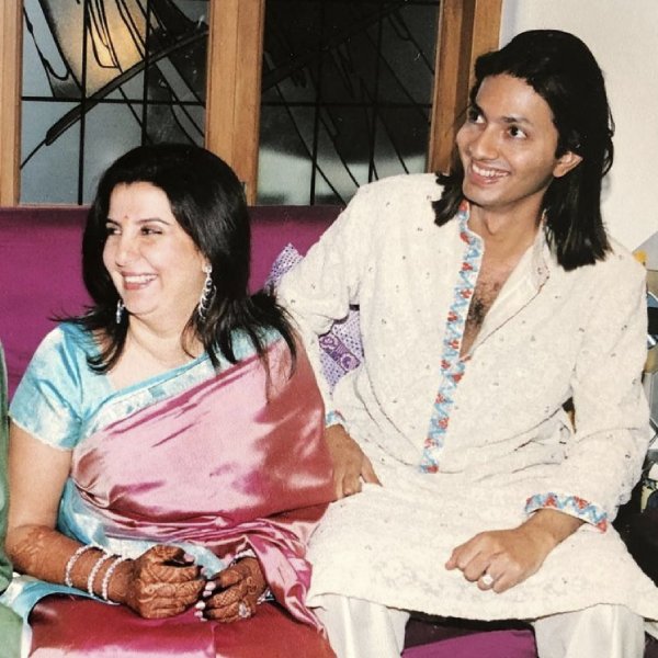 ১৯৯৪ সালে মুক্তিপ্রাপ্ত ‘কভি হাঁ কভি না’ ছবিতে কাজ করার দৌলতে শাহরুখ খানের সঙ্গে আলাপ হয় ফারহার। সেই আলাপ ধীরে ধীরে বন্ধুত্বে গড়ায়। বর্তমানে শাহরুখ এবং শাহরুখ-পত্নী গৌরীর সঙ্গে ফারহার অন্তরঙ্গ সম্পর্ক রয়েছে।