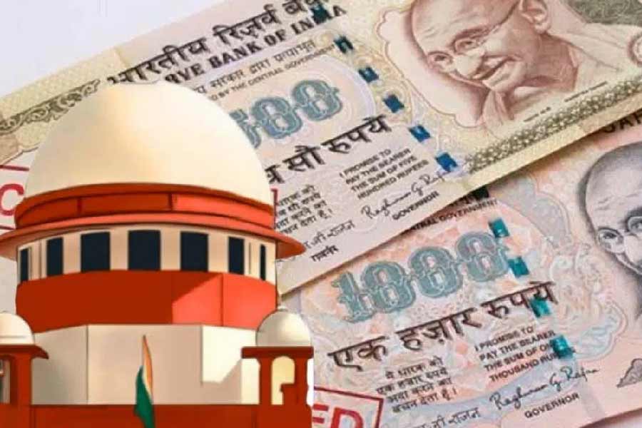 নোটবন্দির সিদ্ধান্তে কোনও ভুল ছিল না, সোমবার জানিয়ে দিল শীর্ষ আদালত। পুরনো ১০০০ টাকা এবং ৫০০ টাকার নোট বাতিল করার সিদ্ধান্তকে চ্যালেঞ্জ করে যে মামলাগুলি হয়েছিল, সোমবার তার রায় দিল সুপ্রিম কোর্ট। সেই রায়ে কেন্দ্রের সিদ্ধান্তকেই সমর্থন জানিয়েছে শীর্ষ আদালত।