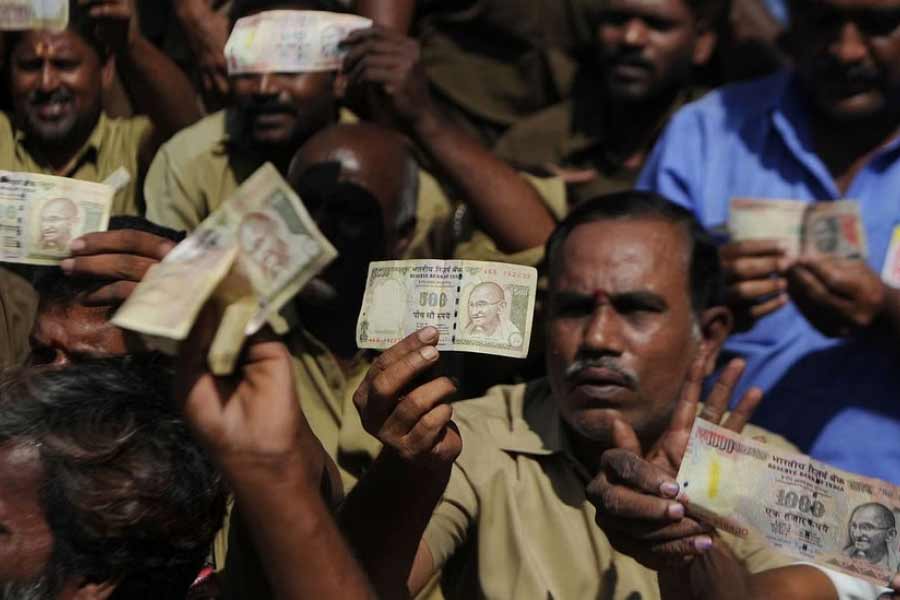 রায় ঘোষণা সোমবার হলেও কেন্দ্রের এই সিদ্ধান্ত ৬ বছরের পুরনো। ২০১৬ সালের ৮ নভেম্বর ৫০০ এবং ১০০০ টাকার নোট বাতিল করে নতুন ৫০০ এবং ২০০০ টাকার নোট চালু করার সিদ্ধান্ত নিয়েছিল কেন্দ্রের বিজেপি সরকার।