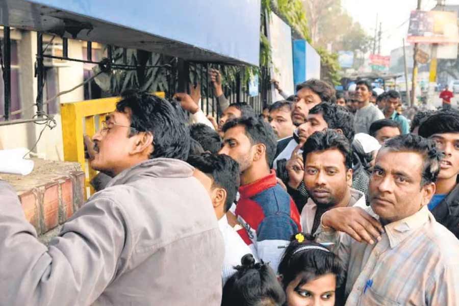 কেন্দ্রের যুক্তি ছিল, কালো টাকার রমরমা রুখতেই এই সিদ্ধান্ত নিয়েছে সরকার।  বিভিন্ন রিপোর্ট অনুযায়ী, ওই সিদ্ধান্তের জেরে দেশের ৮৬ শতাংশই ব্যাঙ্কনোটই রাতারাতি বাতিলের খাতায় চলে গিয়েছিল। ২০১৬ সালে ৬৮ শতাংশ লেনদেনই ব্যাঙ্কনোটের মাধ্যমে হত।