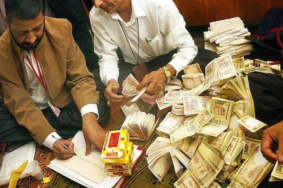 জাল টাকা, সন্ত্রাসে অর্থ জোগানো, কালো টাকার রমরমা এবং কর ফাঁকি রোখার একটি বৃহত্তর কৌশলের অংশ হিসাবে এই সিদ্ধান্ত নেওয়া হয়েছিল বলেও সেই সময় কেন্দ্র জানিয়েছিল।