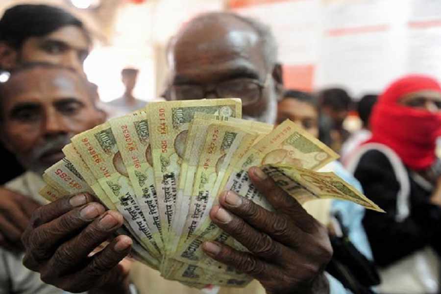 পুরনো নোট বদলে ফেলার জন্য কেন্দ্রের তরফে ৫২ দিন সময় দেওয়া হয়েছিল। কিন্তু ব্যাঙ্কের তরফে জানিয়ে দেওয়া হয়েছিল, প্রতিদিন নির্দিষ্ট পরিমাণ টাকাই বদলাতে পারবেন আমজনতা।