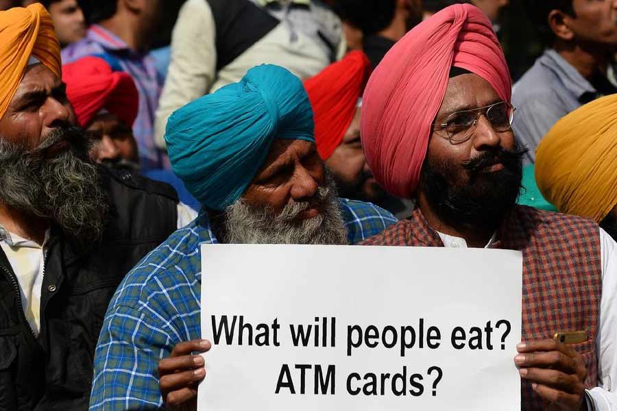 নভেম্বর থেকে ফেব্রুয়ারি দেশে বিয়ের মরসুম। অর্থাৎ, প্রচুর টাকার লেনদেন। তাই সেই সময় সব থেকে বেশি সমস্যার মুখে পড়েছিলেন বাড়িতে অনুষ্ঠান রয়েছে, এমন সাধারণ জনতা।