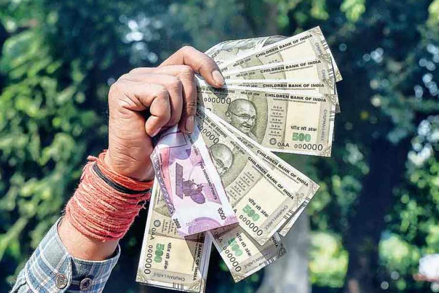 টাকা বদলানোর ভিড়ে অসুস্থ হয়ে মৃত্যুও দেখেছিল দেশবাসী। আর সেই নিয়েও দেশ জুড়ে যথেষ্ট শোরগোল পড়েছিল। হাতে থাকা বাতিল টাকার ভার সামলাতে না পেরে সারা দেশে অনেক ব্যবসায়ীর আত্মহত্যার খবরও উঠে এসেছিল।