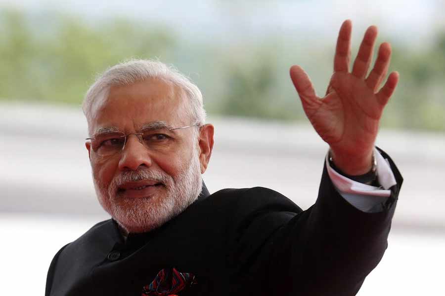 এ ছাড়া নতুন নোট নিয়ে একাধিক ভুয়ো তথ্যও ছড়িয়েছিল সমাজমাধ্যমে। একাংশের দাবি ছিল, নতুন নোটে নাকি এমন সব ট্র্যাকার লাগানো রয়েছে, যাতে নতুন নোট চুরি গেলে তা সহজেই খুঁজে পাওয়া যায়। পরে অবশ্য সেই সব দাবি গুজব বলে প্রমাণিত হয়।