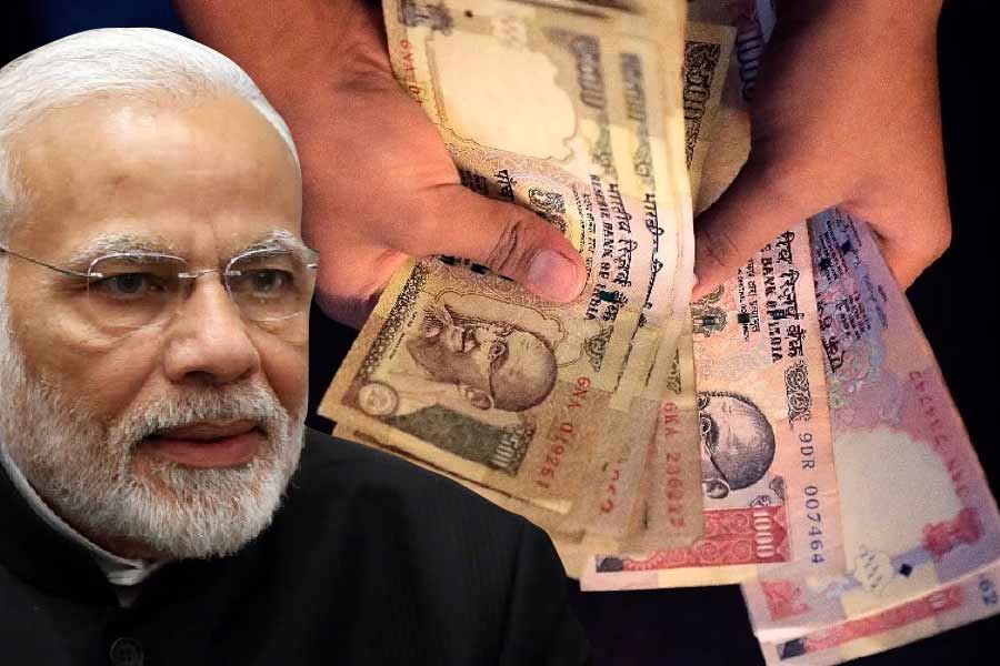 নোটবন্দিকে চ্যালেঞ্জ করে এ নিয়ে সুপ্রিম কোর্টের অসংখ্য মামলা রুজু করা হয়েছিল। ২০১৬ সালের ১৬ ডিসেম্বর এ বিষয়টি সুপ্রিম কোর্টের সাংবিধানিক বেঞ্চে পাঠানো হয়েছিল। যদিও সে সময় এই মামলাগুলির জন্য কোনও সাংবিধানিক বেঞ্চ গঠিত ছিল না। অবশেষে নোটবন্দির সিদ্ধান্ত ঘোষণার ৬ বছর পর মামলাগুলির শুনানি শুরু হয়।