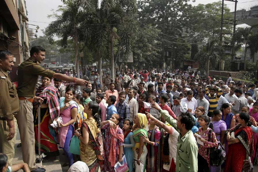 নোটবন্দির সিদ্ধান্তকে চ্যালেঞ্জ করে সুপ্রিম কোর্টে ৫৮টি পিটিশন দায়ের করা হয়েছিল। আবেদনকারীদের যুক্তি, সরকার সঠিক পরিকল্পনা করে এই সিদ্ধান্ত নেয়নি এবং অবিলম্বে এই সিদ্ধান্ত বাতিল করা উচিত। সরকারের পাল্টা যুক্তি ছিল, বাস্তবে এই সিদ্ধান্তকে বাতিল করা সম্ভব নয়। নোটবন্দির সিদ্ধান্ত বাতিল করতে হলে ‘সময়ের পিছনে গিয়ে’ বাতিল করতে হবে বলেও দাবি করেন কেন্দ্রের আইনজীবী।